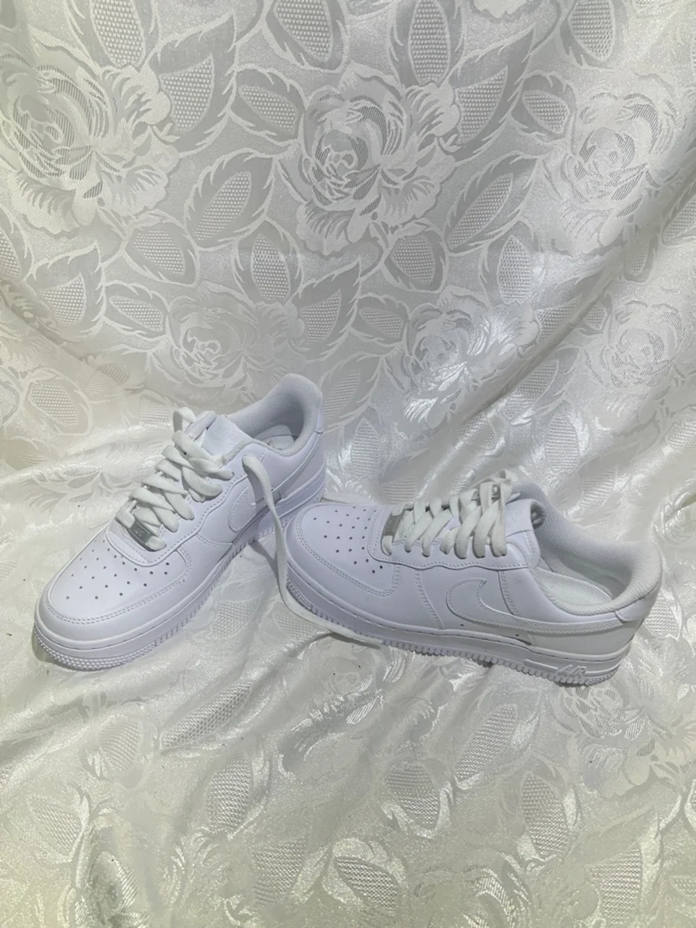Nike White Mesh-Lined Low-Top Sneakers - Picture 1 of 9